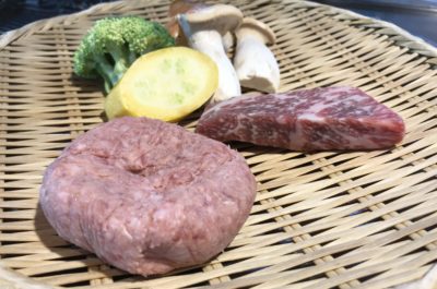 鉄板で焼かれる前の肉と野菜たち