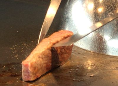 肉を鉄板で焼かれてます