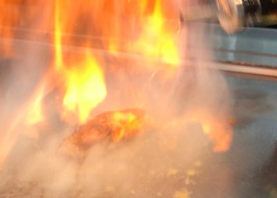 鉄板焼きでステーキが焼かれてます