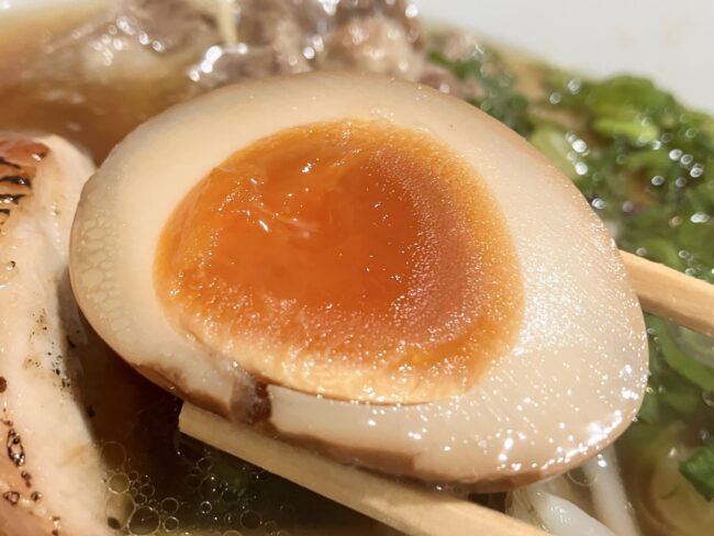 大和高田「くろす」柔らか煮込みチャーシューらーめんの煮卵