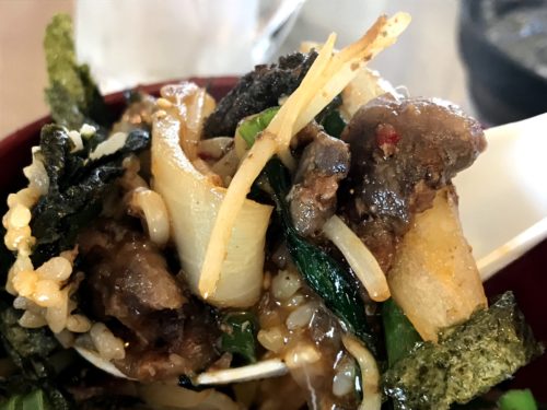 橿原ホルモン専門店デンスケのホルモン丼のアップ②
