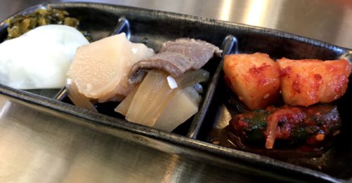 橿原ホルモン専門店デンスケのもつ鍋定食の前菜