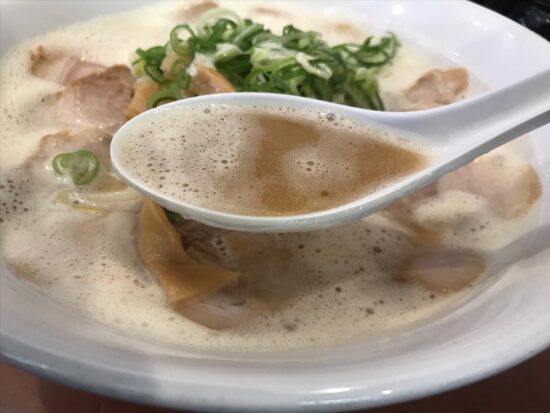 鶏白湯スープのアップ写真