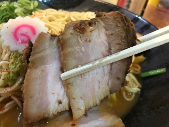 田原本の人気ラーメン店走麺屋の汁なしスタミナラーメンのチャーシューアップ写真