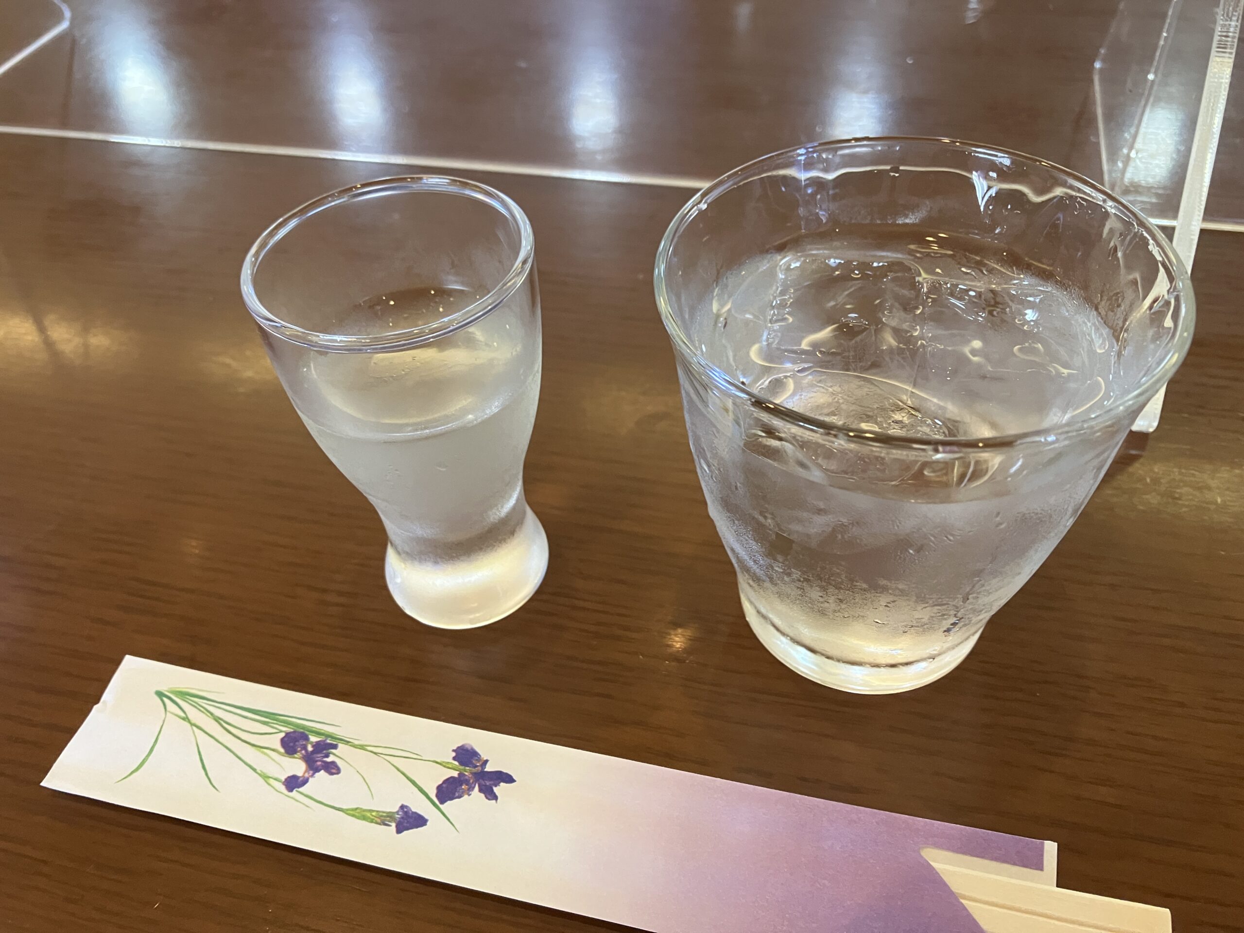 桜井市のソフィーで出されるお水とマスカットジュース