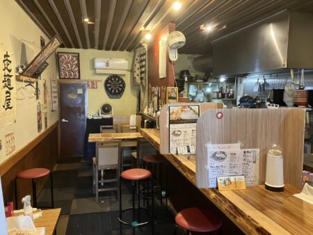 田原本町の人気ラーメン店・走麺屋の内観