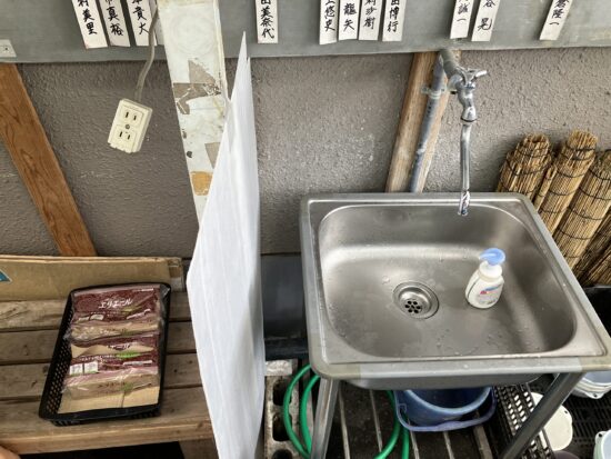 大和郡山「こちくや」の金魚すくい会場にある手洗い場
