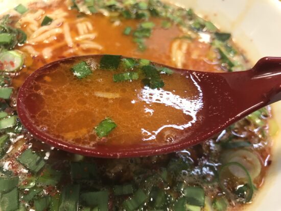 やまひで「新台湾ラーメン」のスープアップ写真