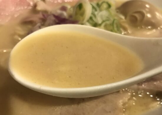 桜井市のラーメン店「ぐうたら」特製鶏豚骨ラーメンのスープ写真