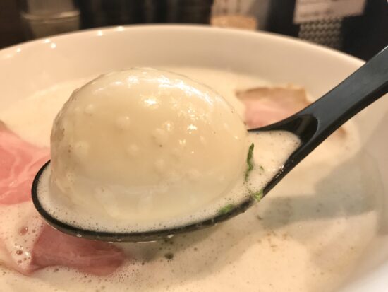 「なかの」天理店特製TORI白湯ラーメンの味玉アップ画像