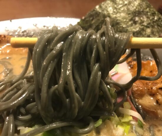 香芝「豚烏」の黒い麺アップ写真