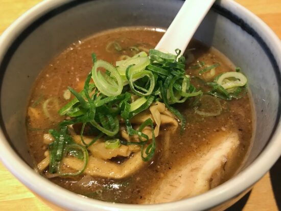 田原本の人気ラーメン店ハナヤマZ「鯛と飛魚出汁の醤油つけ麺」のスープ写真
