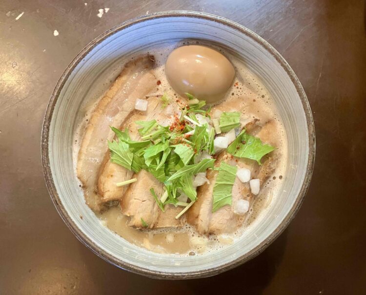 橿原の麺処と市「味玉チャーシューらーめん」全体写真
