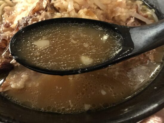 ジャンク屋剣の二郎系「豚入りラーメン」のスープ