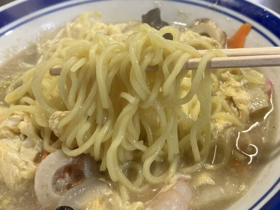 天龍「五目そば」の麺アップ写真