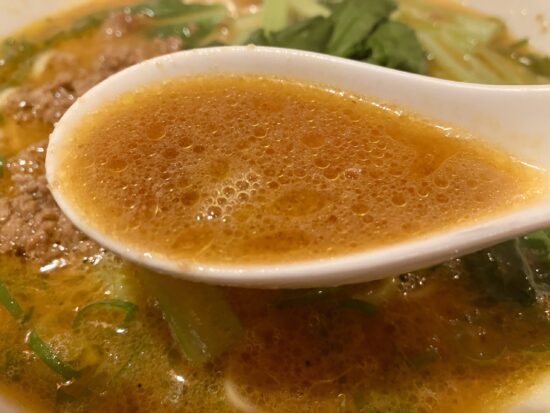 奈良県広陵町の金峰閣「担々麺」のスープアップ写真