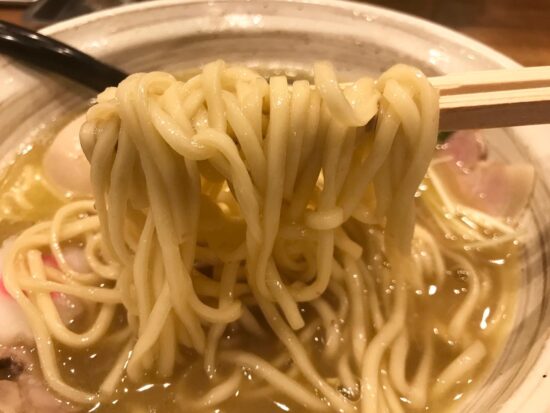 奈良市のラーメン店「NOROMA：のろま」の中太麺