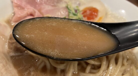 鶏醤油ラーメンのスープ