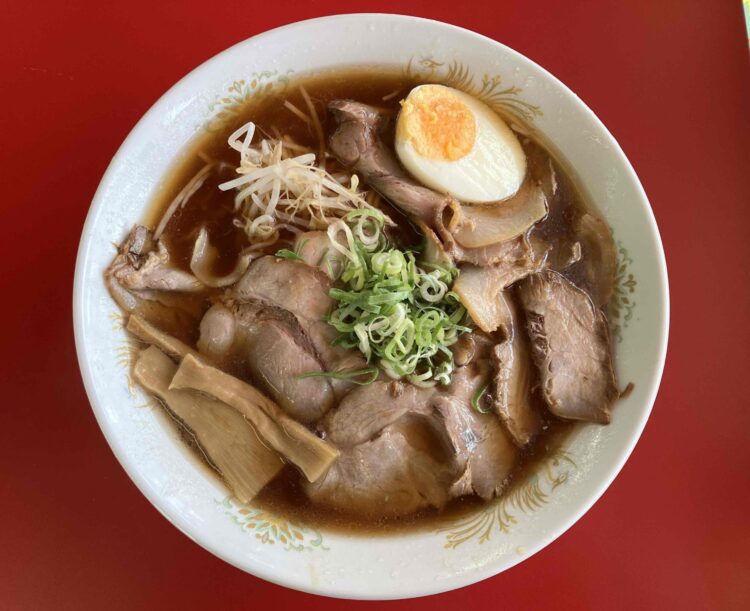天理市「豚菜館」醤油ラーメン特大の全体写真