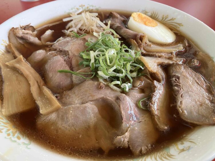天理市「豚菜館」醤油ラーメン特大アップ写真