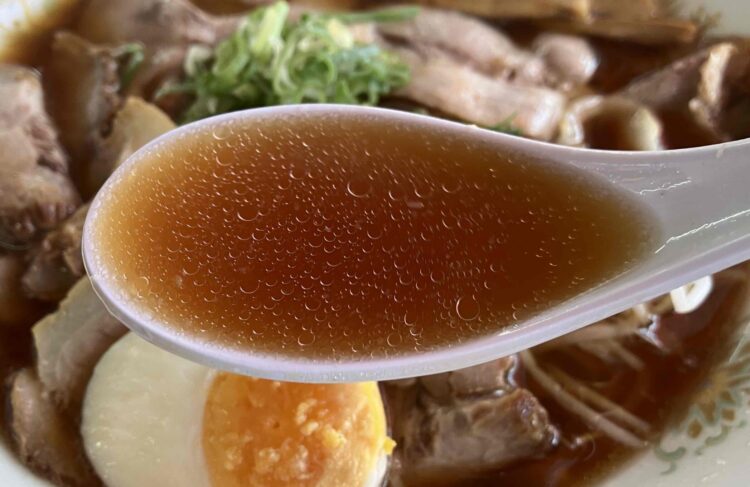 天理市「豚菜館」醤油ラーメン特大スープアップ写真