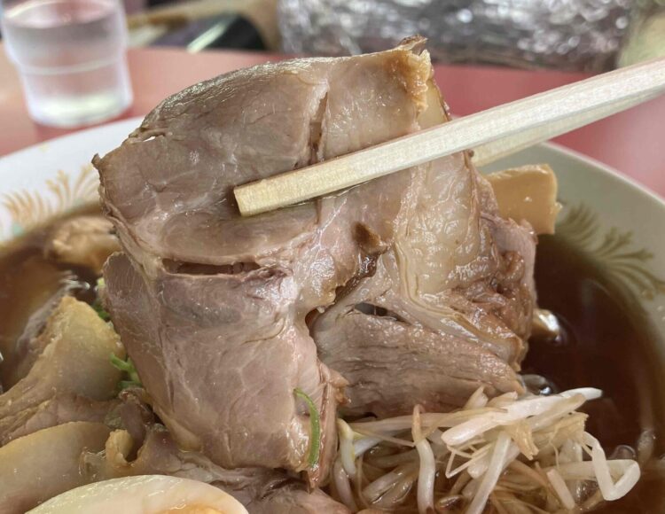 天理市「豚菜館」醤油ラーメン特大チャーシューアップ写真