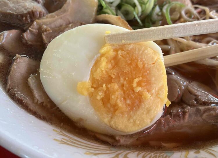天理市「豚菜館」醤油ラーメン特大の玉子アップ写真