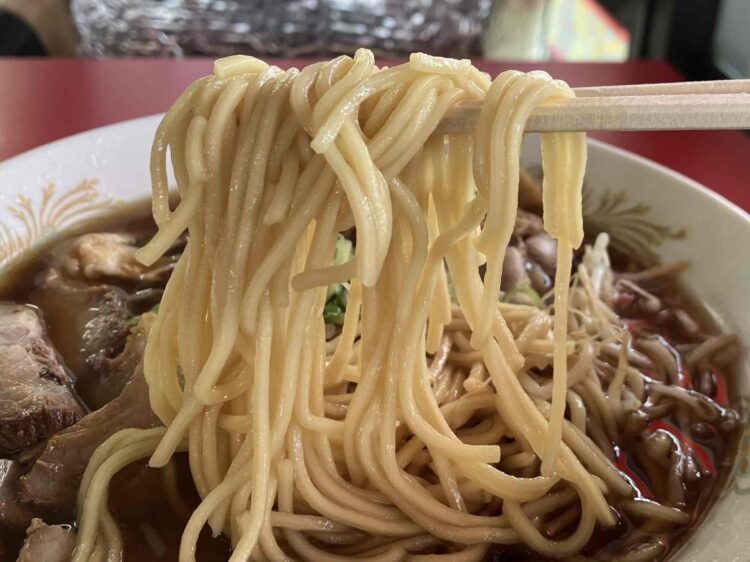 天理市「豚菜館」醤油ラーメン特大の麺アップ写真