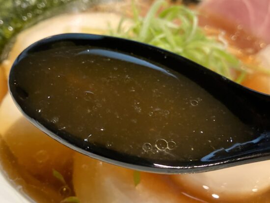 トリカヂイッパイの醤油ラーメンスープ