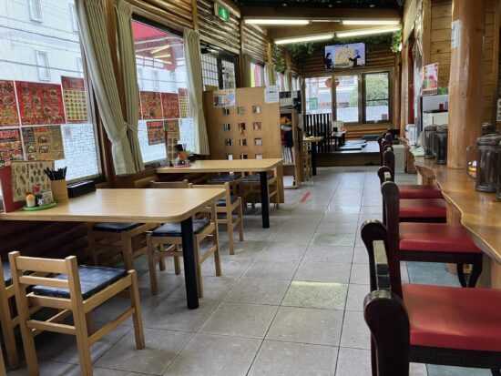 橿原の人気中華料理店「味味」の内観写真