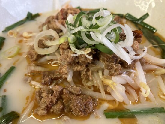 橿原市の中華料理店「味味」の台湾豚骨ラーメンアップ写真