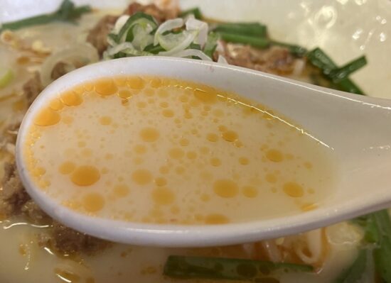 橿原市「味味」の台湾豚骨ラーメンのスープ
