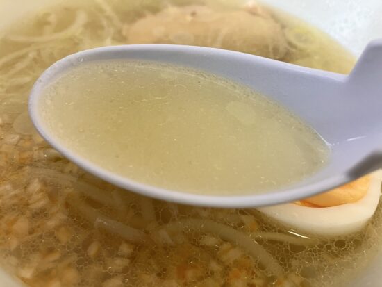 橿原「しおや一心」の「黄金スープの塩らーめん」スープ写真