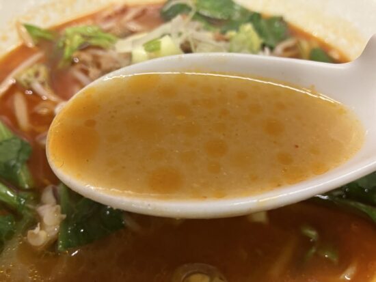 橿原市の中華料理店「味味」担々麺スープ写真