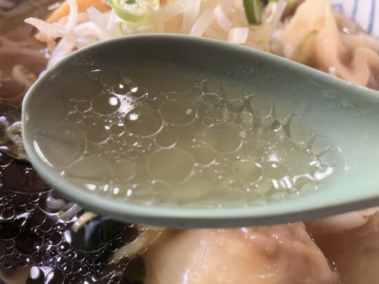 吉味「ワンタン麺」の透明感がまぶしいスープ