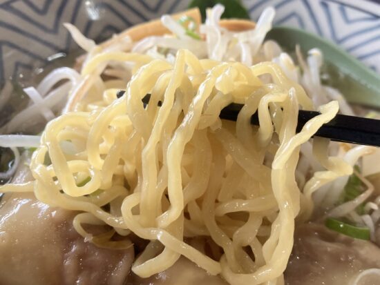橿原市「吉味」ワンタン麺の麺アップ写真