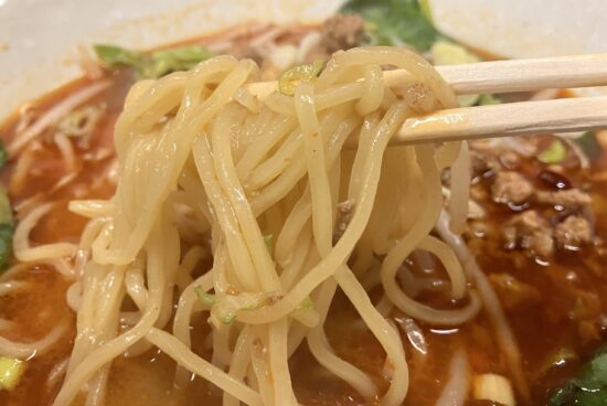 橿原市の中華料理店「味味」担々麺の麺写真