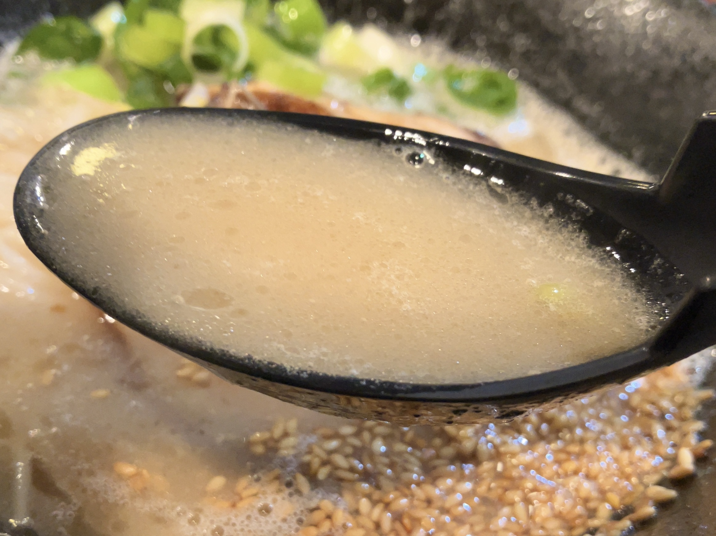 天理市「岡田とんこつラーメン」のスープ