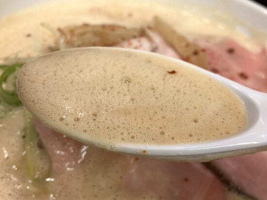 三羽鴉「鶏豚骨ラーメン（ドロ味噌）」のスープ写真