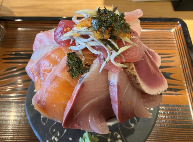 橿原市大和八木駅近く「あかぼし鮮魚店」のまかない海鮮丼上からのアップ写真