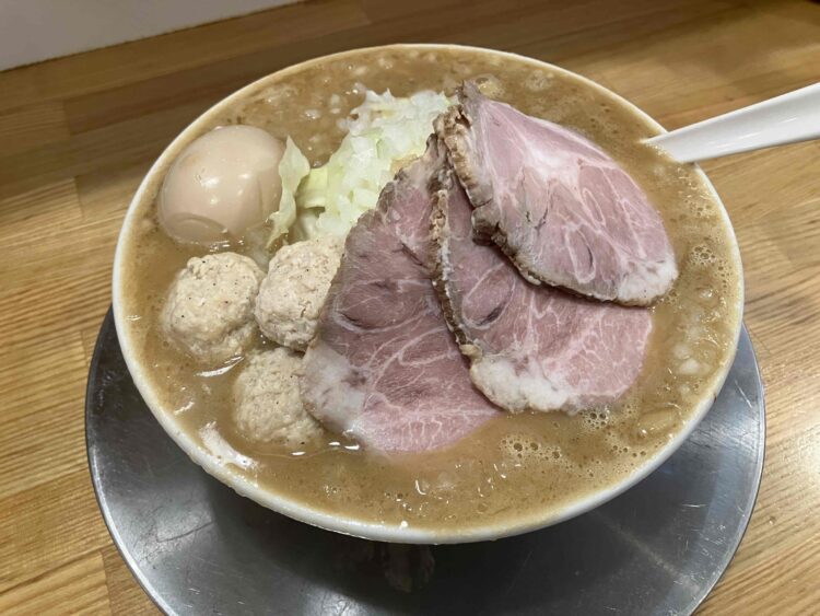 天理市「麺場力皇」力皇ラーメン全部のせの全体写真