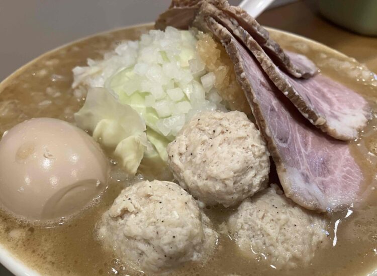 天理市「麺場力皇」力皇ラーメン全部のせアップ写真
