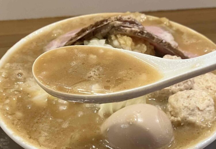 天理市「麺場力皇」力皇ラーメン全部のせのスープアップ写真