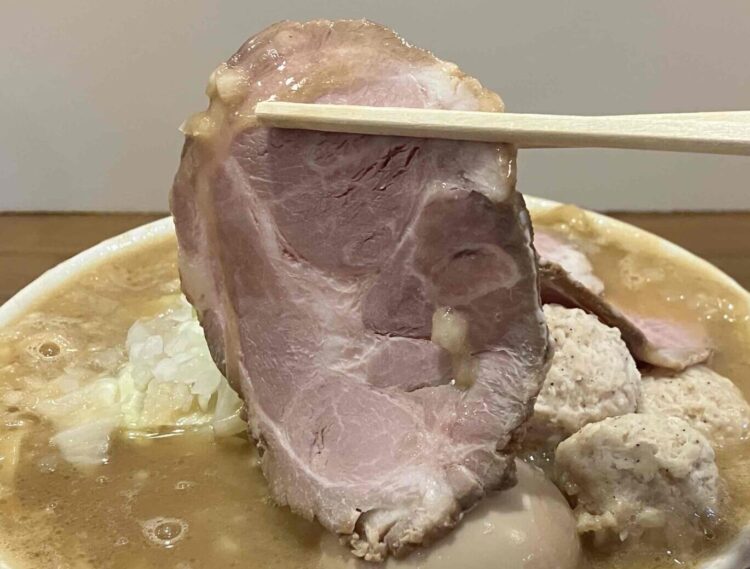 天理市「麺場力皇」力皇ラーメン全部のせのチャーシューアップ写真