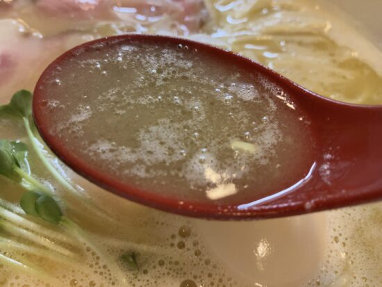 ナマイキヌードル特上鶏塩白湯のスープ