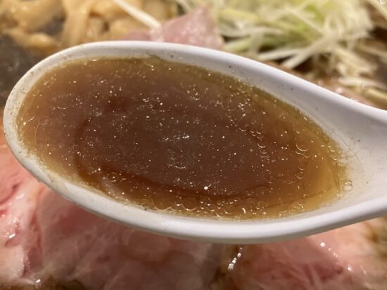 天理市「塩たいおう」醤油ラーメンのスープアップ写真