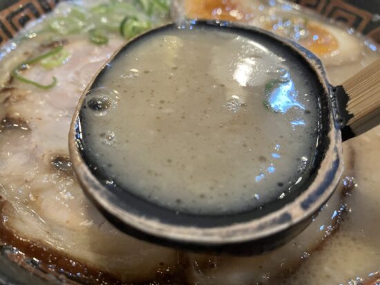 橿原市「長浜ラーメン夢街道」の煮玉子ラーメンのスープアップ写真