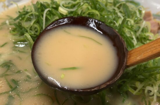 奈良市「一勇翔壮」チャーシューらーめんのスープアップ写真