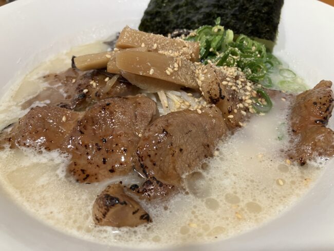 奈良市大和西大寺駅近く「麺や正」塩とんこつラーメンアップ写真