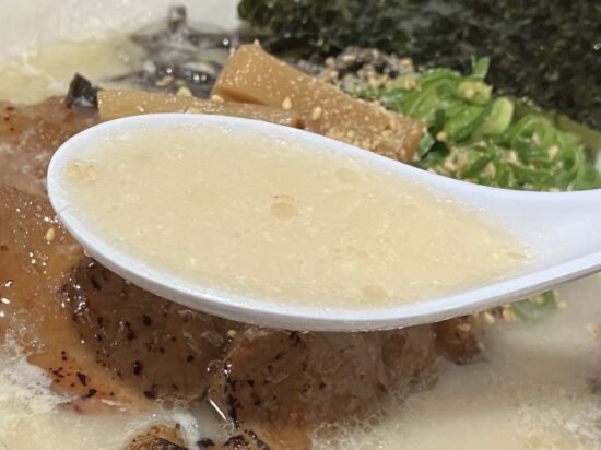 奈良市大和西大寺駅近く「麺や正」塩とんこつラーメンスープアップ写真写真